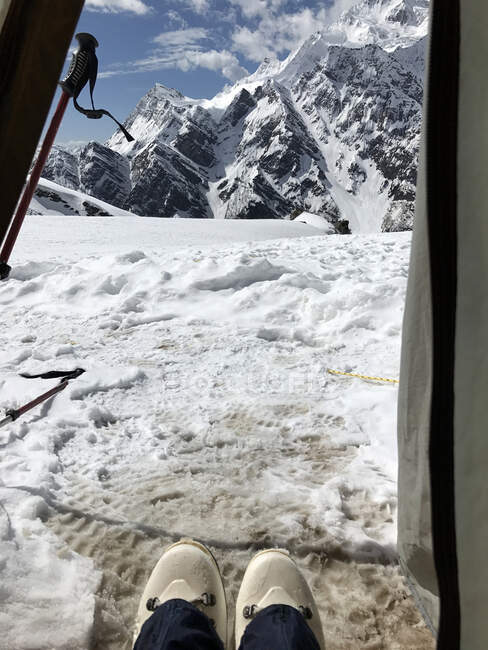 Мбаппе в альпийских ботинках и заснеженных горах — стоковое фото