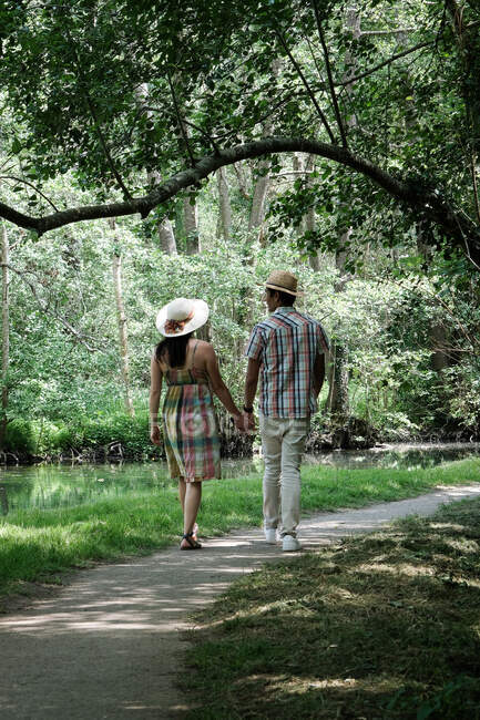 Glückliches Paar auf einem langen Fußweg im Sommer, Frankreich — Stockfoto