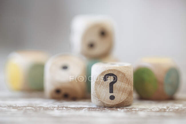 Nahaufnahme eines Holzwürfels mit Fragezeichen — Stockfoto