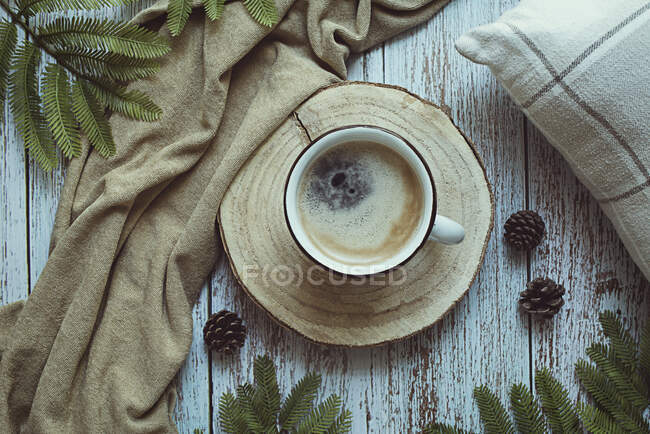 Xícara de café quente na bandeja de fatia de madeira — Fotografia de Stock