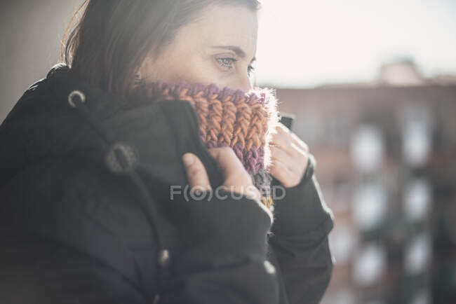 Gros plan portrait d'une femme portant une écharpe laineuse — Photo de stock