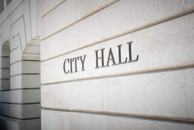 A city hall sign outside of the Los Angeles city hall building — Stock Photo
