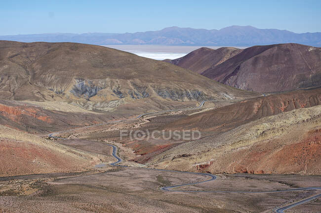 Vue panoramique de la route dans le désert avec des montagnes — Photo de stock