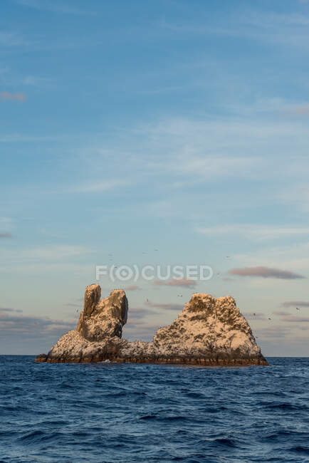 Hermosa vista de una isla rocosa en el océano - foto de stock