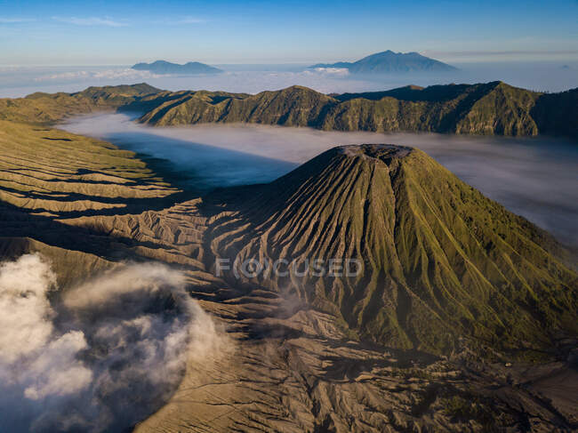 Magnifique lever de soleil sur la vallée du volcan — Photo de stock