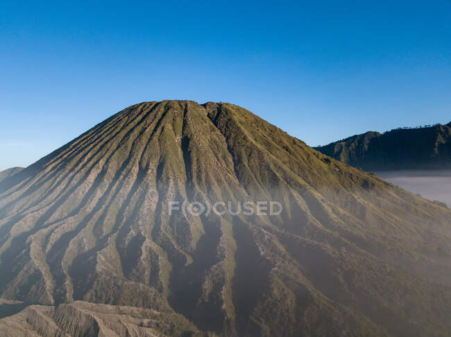 Hermoso amanecer sobre el valle del volcán - foto de stock