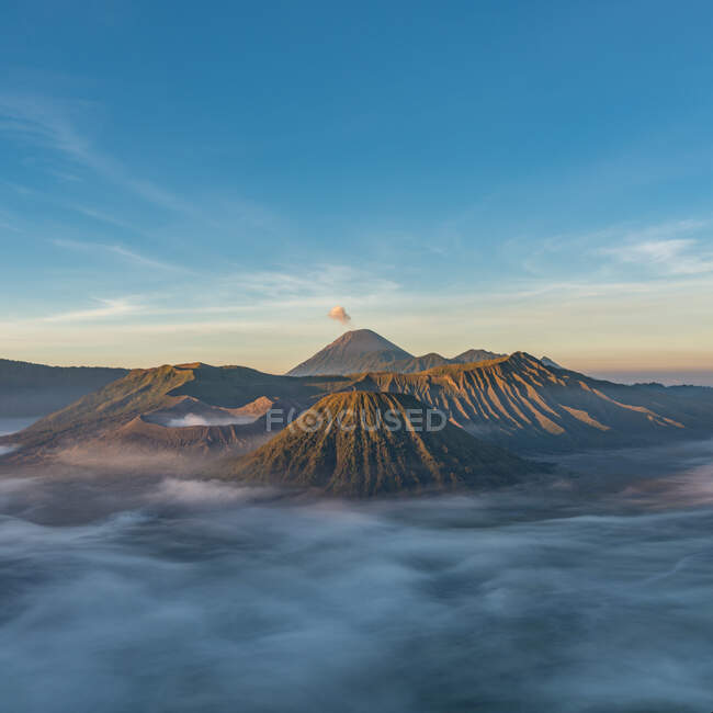 Beautiful sunrise over the volcano valley — Stock Photo