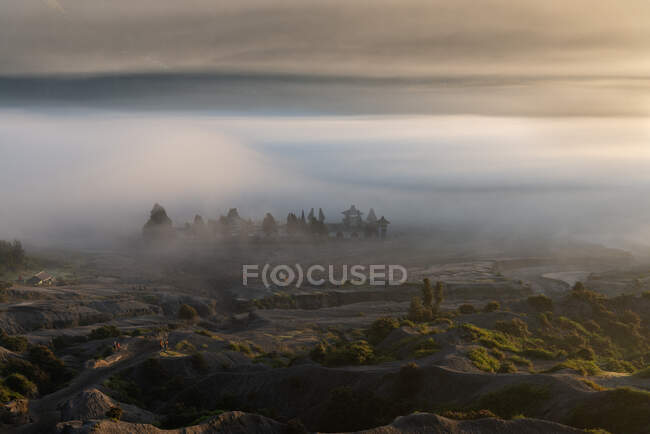 Красивий туман над гірською долиною вранці — стокове фото