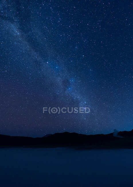 Мальовничий знімок галактики Чумацького Шляху вночі — стокове фото
