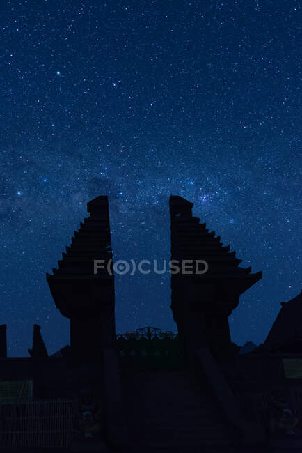 Milchstraße über Tempel auf dem Bromo-Berg, Bromo-Tengger-Semeru Nationalpark, Ostjava, Indonesien — Stockfoto