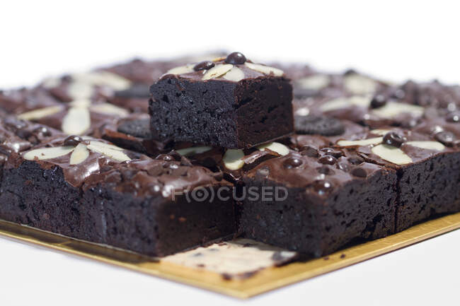 Primo piano colpo di delizioso brownie al cioccolato su bianco — Foto stock