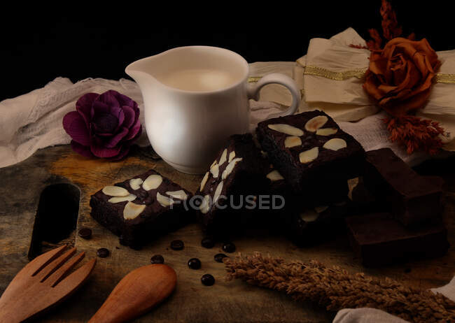 Close-up de chocolate delicioso brownie com leite — Fotografia de Stock