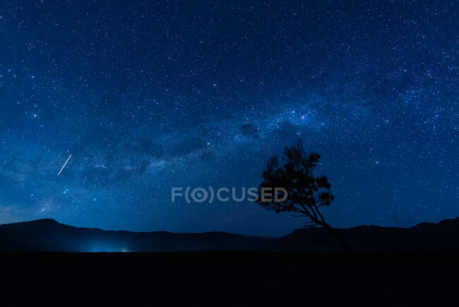 Plano escénico de la galaxia de la Vía Láctea en la noche - foto de stock