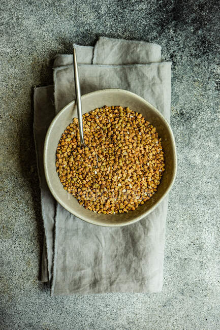 Ceramic bowl with organic and healthy dried buckwheat — Stock Photo