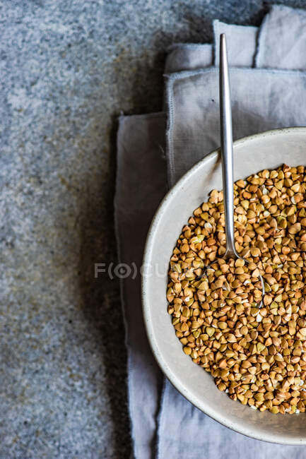 Ceramic bowl with organic and healthy dried buckwheat — Stock Photo