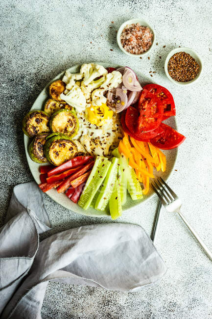 Свежая овощная тарелка с яичницей — стоковое фото