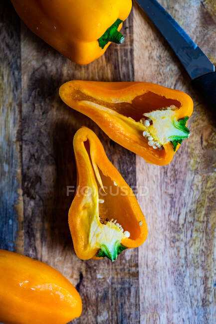 Yellow bell peppers on a chopping board — Stock Photo