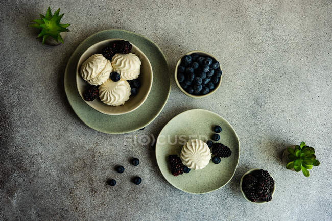 Вид сверху на десерт из зефира с черникой и ежевикой на столе — стоковое фото