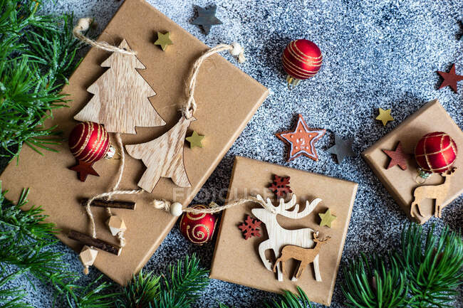 Вид зверху на дерев'яні різдвяні прикраси та подарункові коробки — стокове фото