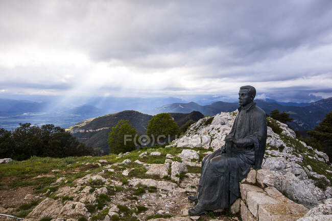 Escultura Jacinto Verdauguer, Santuari de la Mare de Deu del Mont, La Garrotxa, Girona, España - foto de stock