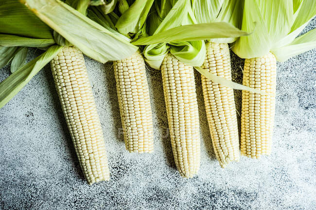 Overhead view of fresh corn cobs on a table — Stock Photo
