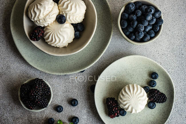 Zefir dessert with blueberries and blackberries on a table — Stock Photo