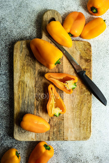 Pimentas amarelas em uma tábua de cortar — Fotografia de Stock