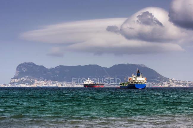 Barcos de carga en la bahía de Algeciras frente al Peñón de Gibraltar, Cádiz, Andalucía, España - foto de stock