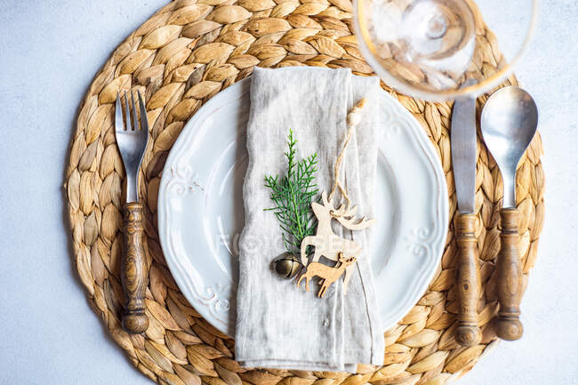 Overhead view of a Christmas place setting on a table — Stock Photo