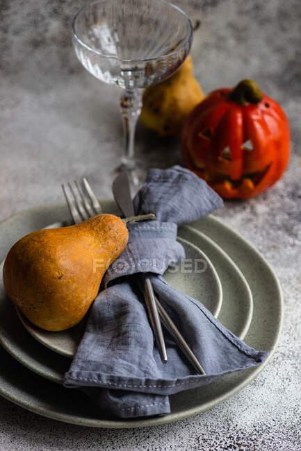 Overhead view of a pumpkin on a place setting with pumpkin decorations for Thanksgiving — Stock Photo