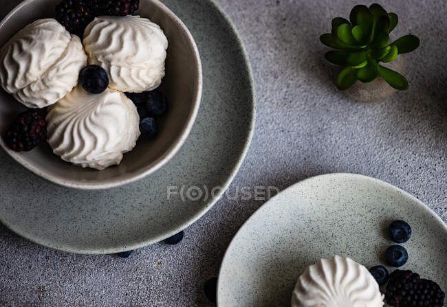 Vue aérienne du dessert au zéfir avec des bleuets et des mûres sur une table — Photo de stock