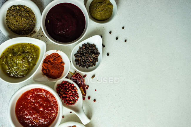 Vista aerea di peperoncino secco, pasta di peperoncino, erbe aromatiche e spezie assortite — Foto stock