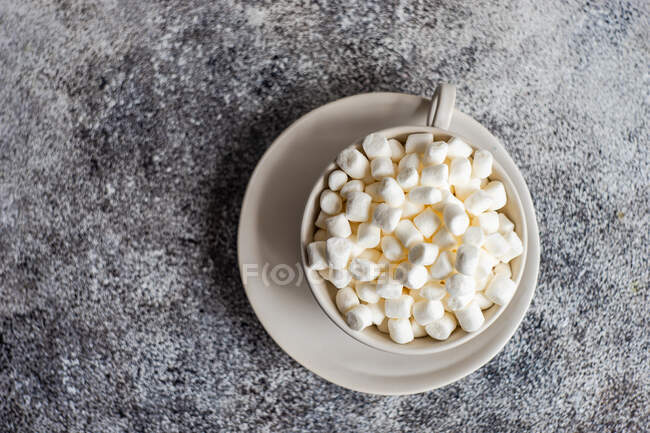 Visão aérea de uma caneca cheia de mini marshmallows — Fotografia de Stock