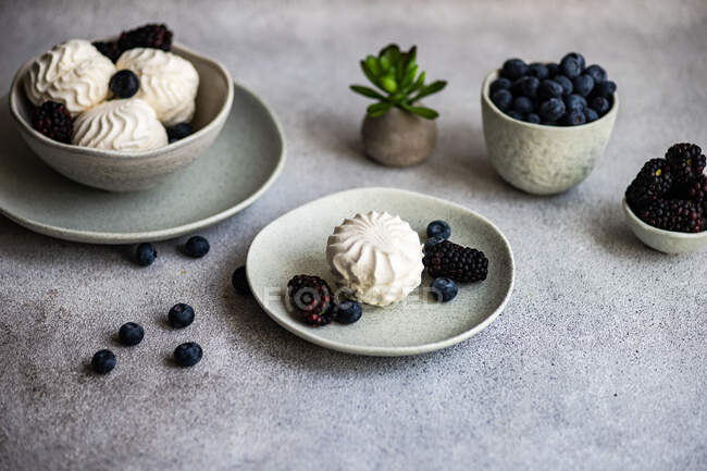 Zefir-Dessert mit Blaubeeren und Brombeeren auf dem Tisch — Stockfoto