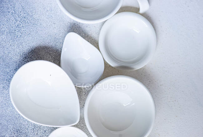 Überblick über verschiedene weiße Keramikschüsseln und -geschirr — Stockfoto