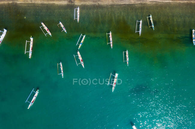 Vista aérea de los barcos de pesca tradicionales amarrados en Belanak Beach, East Lombok, Indonesia - foto de stock