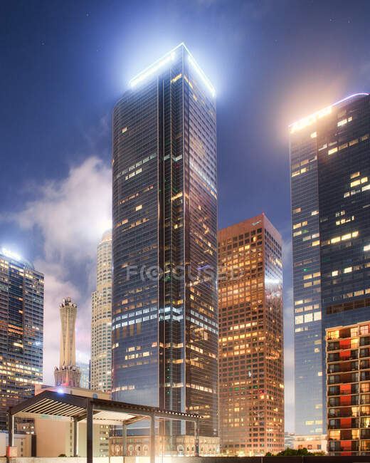 Stadtbild in der Innenstadt bei Nacht, Los Angeles, Kalifornien, USA — Stockfoto