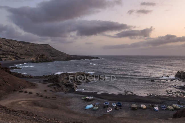 Boote am Strand, Playa el Golfo, Lanzarote, Kanarische Inseln, Spanien — Stockfoto