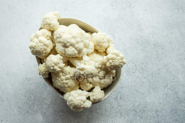 Overhead view of a bowl of cauliflower florets — Stock Photo