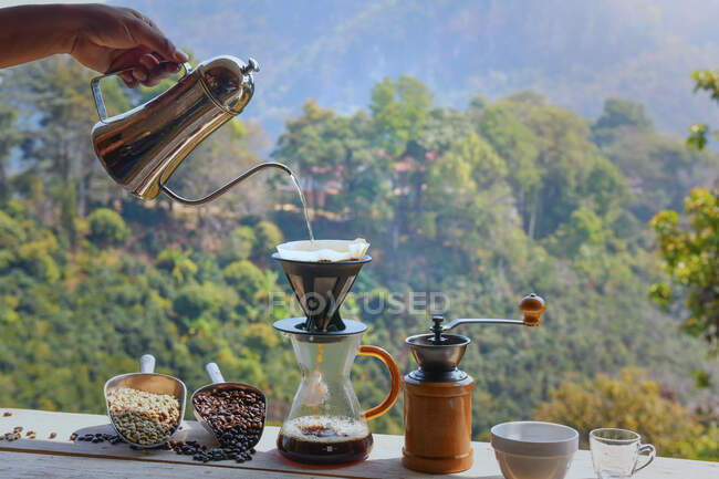 Person, die frischen Kaffee zubereitet, Thailand — Stockfoto