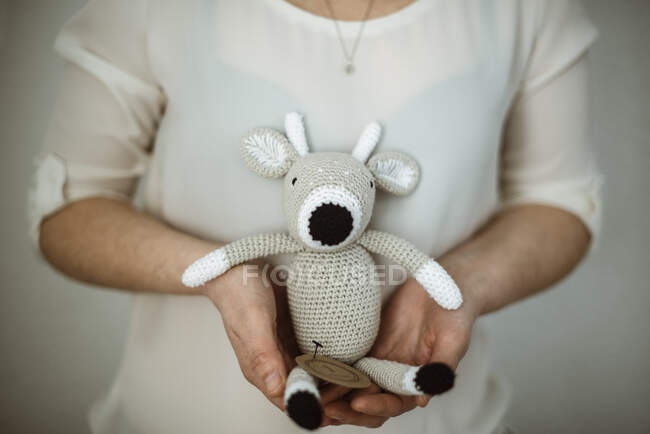 Femme tenant un jouet doux amigurumi — Photo de stock