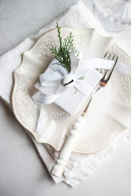 Overhead-Ansicht eines verpackten Weihnachtsgeschenks auf einem formellen Platz auf einem Tisch — Stockfoto