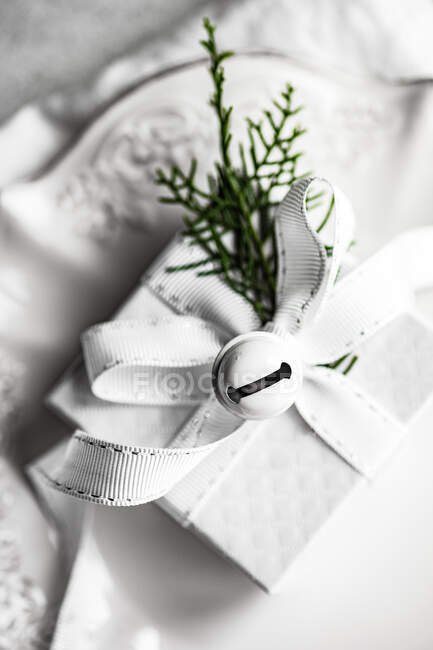 Overhead view of a wrapped Christmas gift on plate — Stock Photo