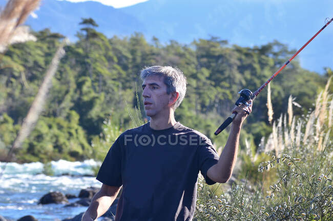 Homme debout près d'une rivière de pêche, Argentine — Photo de stock