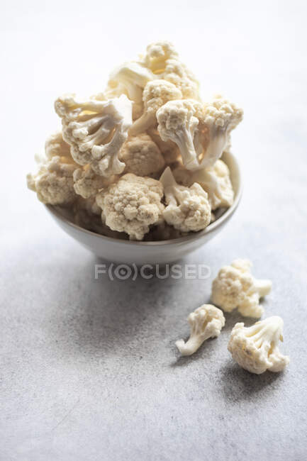 Close-Up of a bowl of cauliflower florets — Stock Photo