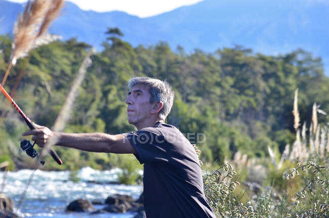 Uomo in piedi vicino a un fiume di pesca, Argentina — Foto stock