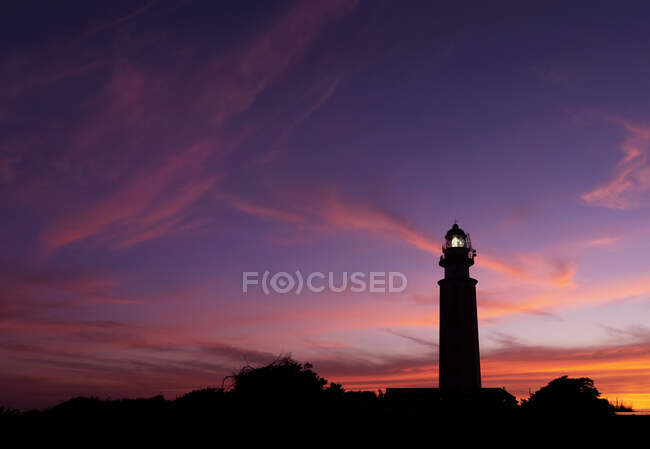 Silhouette du phare de Trafalgar au coucher du soleil, Canos de Meca, Cadix, Andalousie, Espagne — Photo de stock