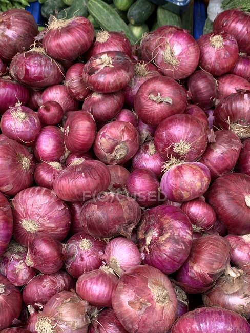 Cebollas rojas en un mercado, Banjar, Himachal Pradesh, India - foto de stock
