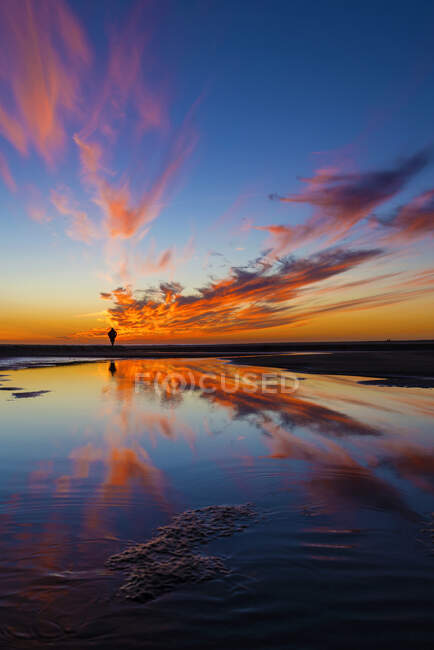 Vista posteriore di una persona in piedi sulla spiaggia al tramonto, spiaggia di Los Lances, Tarifa, Provincia di Cadice, Andalusia, Spagna — Foto stock