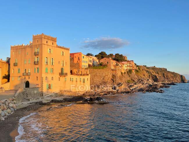 Villagescape costero y playa, Collioure, Pirineos Orientale, Francia - foto de stock